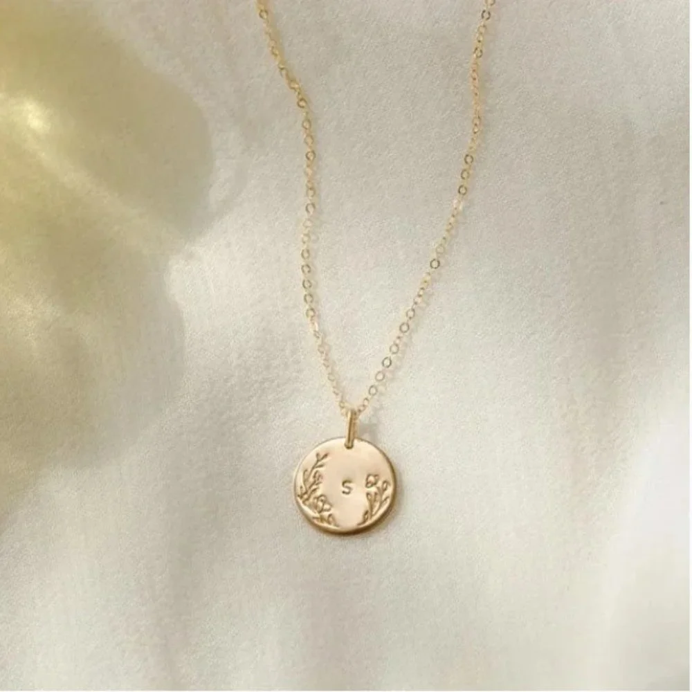 Floral Letter O Initial Dainty Silver/Gold Disc Botanical Customized Necklace - Picture 9 of 16
